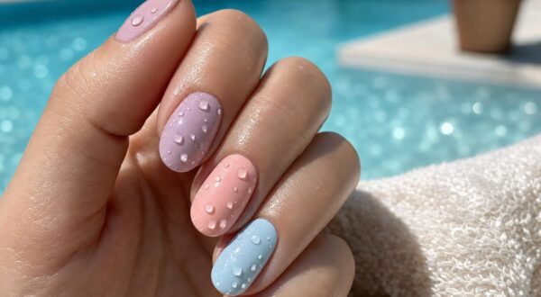 Cette manucure effet mouillé affole TikTok : un simple détail en 3D suffit pour que vos ongles aient l&rsquo;air fraîchement trempés