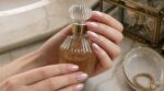 Cette manucure rétro des années 90 inspirée de nos grand-mères va envahir l’été 2026 et ringardiser vos ongles nude