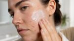 Cette protection visage SPF 50 non comédogène sauve les peaux à imperfections… sans déclencher ces boutons qui gâchent tout