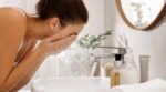 Cette routine minimaliste pour se laver le visage le matin cartonne sur les réseaux, mais les dermatologues ne valident pas