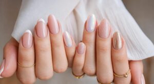 « Une manucure en porcelaine » : cette technique d’ongles sans lampe UV tient 3 semaines, 15 idées canon pour une manucure nickel