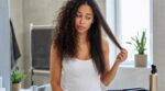 Cheveux bouclés : cette habitude « lisse » très courante abîme en cachette vos longueurs et finit par déprogrammer vos boucles