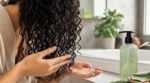 Cheveux bouclés mous et frisottés ? Cette gelée Aroma-Zone, notée 4,4/5, pourrait bien changer vos boucles plusieurs jours