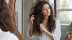 Cheveux qui gonflent dès qu’il fait humide ? Cette routine coiffage change tout et évite le fiasco brushing en quelques gestes