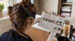 Coloration maison : cette règle d&rsquo;or avant d&rsquo;ouvrir la boîte évite les ratés impossibles à rattraper chez le coiffeur