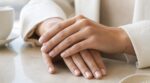 Cristina Cordula abandonne les ongles XXL pour cette manucure venue d’Asie qui promet des mains chic et impeccables plus longtemps