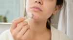 « En 24 heures, mon bouton a disparu » : ce soin ciblé à 9 € assainit ma peau sans la brûler (c&rsquo;est une vraie pépite !)