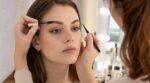 « Il n’y a que toi qui trouves ça beau » : ce geste beauté autour du regard que la makeup artist TikTok veut corriger en 4 étapes