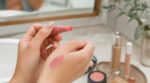 J&rsquo;ai testé la tendance lèvres floutées de l&rsquo;été : ce produit à 9,99 £ pourrait bien sauver vos lèvres les plus sèches