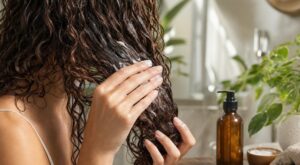 « Je l’ajoute dans tous mes masques » : vendu moins de 5 € chez Aroma-Zone, cet actif lissant empêche vos boucles de gonfler