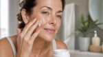 «Je n’ai jamais vu une crème aussi efficace» : ce soin anti-rides Aroma-Zone à 8 € lisse les traits et affole les forums beauté