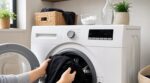 Je ne fais plus jamais déteindre mon linge noir : ce geste avec un ingrédient de cuisine au premier lavage évite la catastrophe