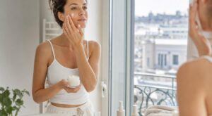 Matins pressés, rides et soleil : ce soin 2-en-1 SPF30 vendu en pharmacie remplace tout (et change la vie après 30 ans)