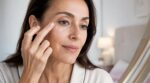 «Mon contour des yeux a gagné 10 ans» : ce soin de nuit L'Oréal Paris, encensé sur un site beauté, lifte un regard affaissé