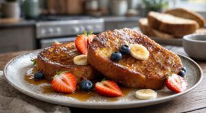Ne jetez plus ce reste du petit-déjeuner : cette recette de pain perdu en fait le dessert anti-gaspi le plus réconfortant