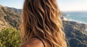 Ni brushing ni boucles parfaites : cette nouvelle coiffure wavy promet d&rsquo;envahir les cheveux des françaises cet été 2026