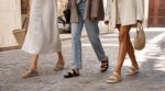 Ni escarpins ni baskets blanches : ces chaussures « moches » que les filles les plus stylées portent non-stop tout l’été