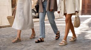 Ni escarpins ni baskets blanches : ces chaussures « moches » que les filles les plus stylées portent non-stop tout l’été