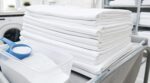 Oubliez l’adoucissant à 6 € : ce produit que les hôtels ajoutent en douce au lavage rend les draps blancs et ultra doux longtemps