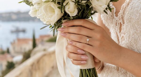 Plus moderne que la French : cette manucure vue sur Dua Lipa à son mariage affole les futures mariées dès cet été