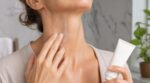 « L&rsquo;aspect fripé de mon cou a totalement disparu » : cette crème vendue en pharmacie bluffe les femmes après 45 ans