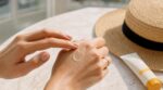 Rides, taches, boutons en été : cette routine visage simple cache un geste SPF capital que presque tout le monde oublie
