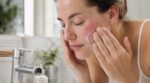 Rosacée : ce geste de nettoyage validé par les dermatos change tout pour les rougeurs (22 produits testés, 8 seulement retenus)