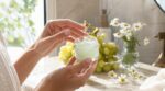 Si vous avez cette sensation de peau cartonnée en été, ce soin Caudalie noté excellent sur Beauté Test change tout