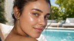 Teint nacré, glow façon sortie de piscine : cette nouvelle routine de l’été remplace le fond de teint et vous l’ignorez peut-être