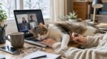 Télétravail : cette habitude avec votre chat pourrit vos visioconférences (et les experts expliquent comment la stopper vite)