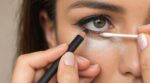 Votre maquillage des yeux finit toujours par couler ? Ce geste d&rsquo;un pro TikTok le fige jusqu&rsquo;au soir, sans changer vos produits