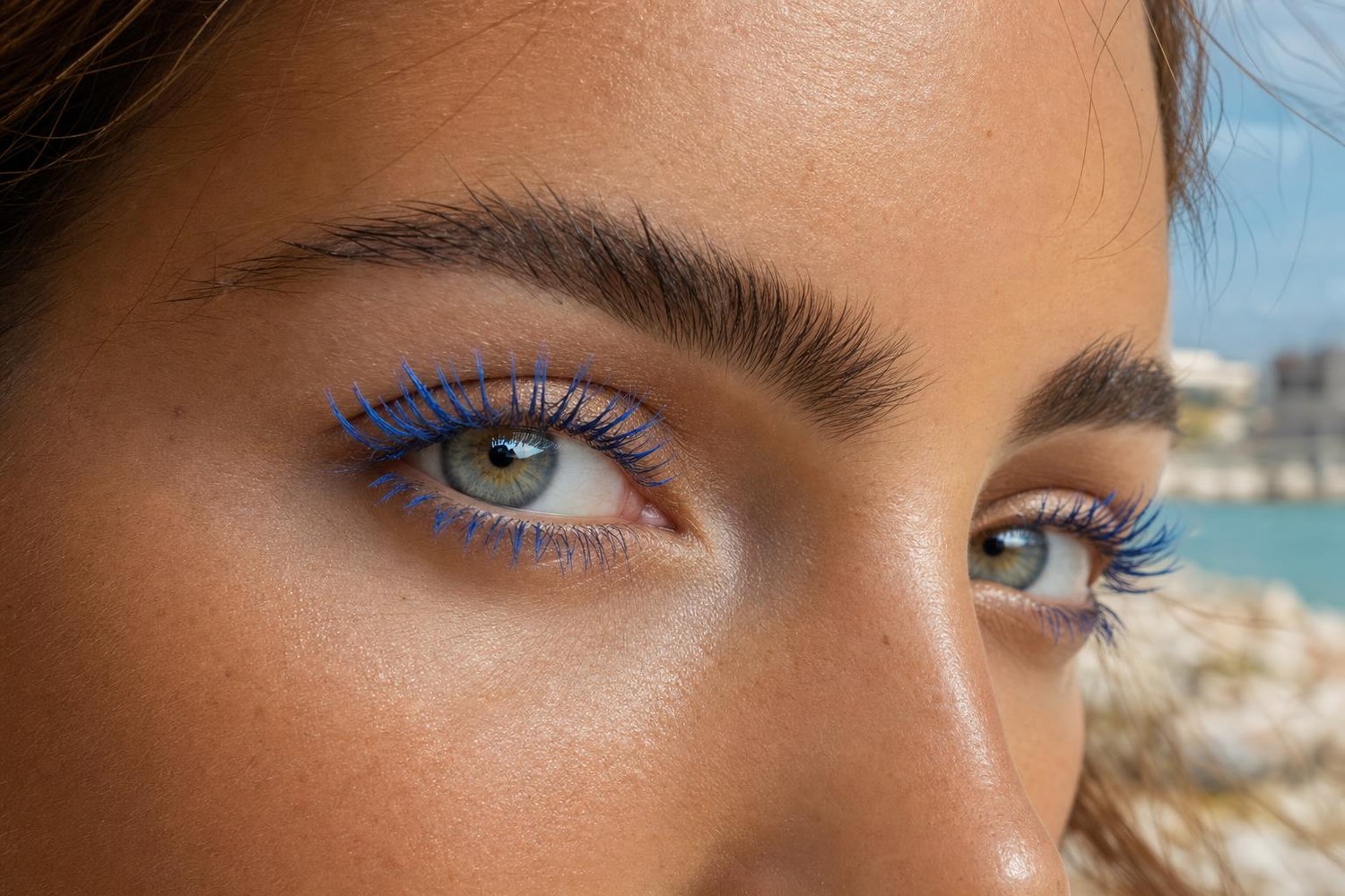 Vous mettez encore du mascara noir ? Cette couleur sur les cils évite l&rsquo;effet fatigué et illumine tout le visage cet été 2026