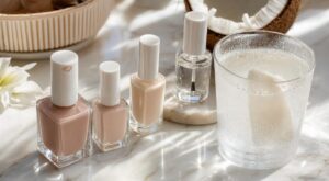 Anne Hathaway mise sur cette manucure nude ultra-luxueuse : le détail discret qui va dominer l’été (et que vous pouvez copier)