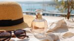 Ce geste beauté de l’été que cette dermatologue veut que vous arrêtiez : il provoque des taches tenaces sur le cou et le décolleté