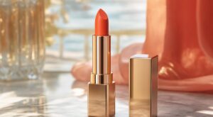 Ce rouge à lèvres porté par Anne Hathaway sur le tapis rouge promet un maquillage d’été impeccable en un seul geste