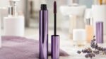 Ce soin pour les cils de parapharmacie, dans cette teinte violette, change tout : des cils XXL et regard illuminé tous les iris