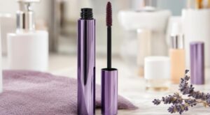 Ce soin pour les cils de parapharmacie, dans cette teinte violette, change tout : des cils XXL et regard illuminé tous les iris