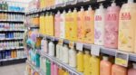 Ces formats XXL au rayon hygiène qu’on empile en supermarché vous font perdre de l’argent sans regarder le prix au litre