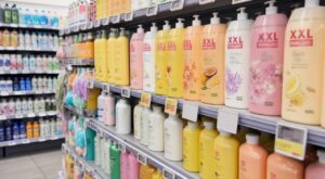 Ces formats XXL au rayon hygiène qu’on empile en supermarché vous font perdre de l’argent sans regarder le prix au litre