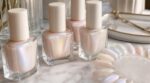 Cette manucure nude irisée portée par Selena Gomez va remplacer vos vernis d&rsquo;été (et vous ne la quitterez plus de l&rsquo;année)
