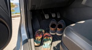 Code de la route : ces chaussures d’été au volant peuvent vous coûter très cher (bien plus que 35 € en cas d’accident)