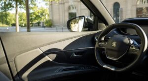Coup de soleil en voiture : ce détail négligé dans l’habitacle laisse passer bien plus de rayons UV que vous ne l’imaginez