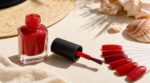 Exit le bordeaux : cette teinte de vernis rouge fait paraître la peau plus bronzée et prolonge l’été jusque sur vos ongles