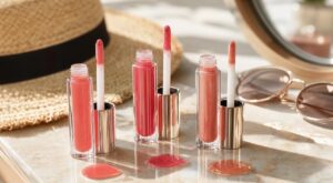 Gloss qui colle, lèvres qui tirent : ce nouveau soin lèvres ultra glossy change tout cet été (et on a trouvé 3 pépites)