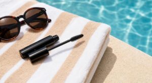 Marre des yeux de panda après la baignade ? Cette astuce mascara testée tout l’été remplace le waterproof sans irriter