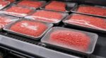 Rappel conso : chez Auchan, ces steaks hachés présentent un risque bactérien à cause d&rsquo;un emballage défectueux