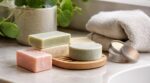 Savon, shampoing, déo : ces cosmétiques solides que tout le monde croit meilleurs pour la peau… l’avis de cette dermatologue