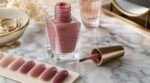 Victoria Beckham adopte cette manucure rose poudrée qui ringardise les milk nails, et voici comment l’avoir aussi cet été