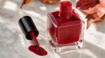 Anne Hathaway impose cette manucure rouge glossy comme la tendance ongles d’automne 2026 (et vous pouvez la faire chez vous)