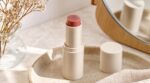 Arrêtez de multiplier blush et rouge à lèvres : ce 3-en-1 L:a Bruket promet 8 h d’hydratation et des lèvres 77 % plus lisses